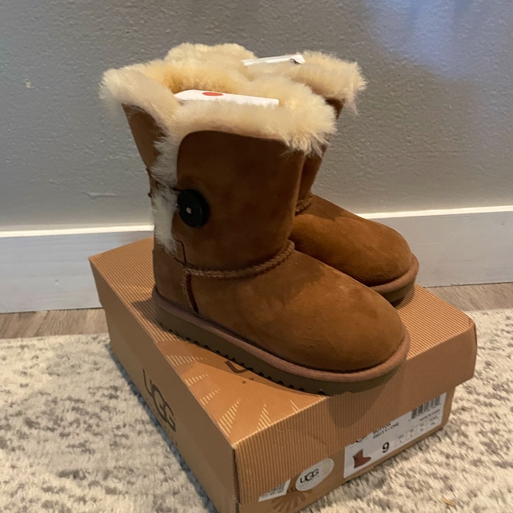 NEW UGG Bailey Button Chestnut Boots so cute!